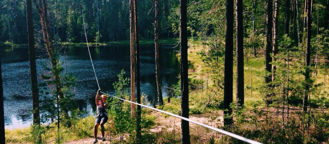 Один из самых потрясающих аттракционов GREENVALD Парк Скандинавия - 150 метровый троллей на озером! Дух захватывает от красоты и адреналина Координаты: 60.287649, 29.744828